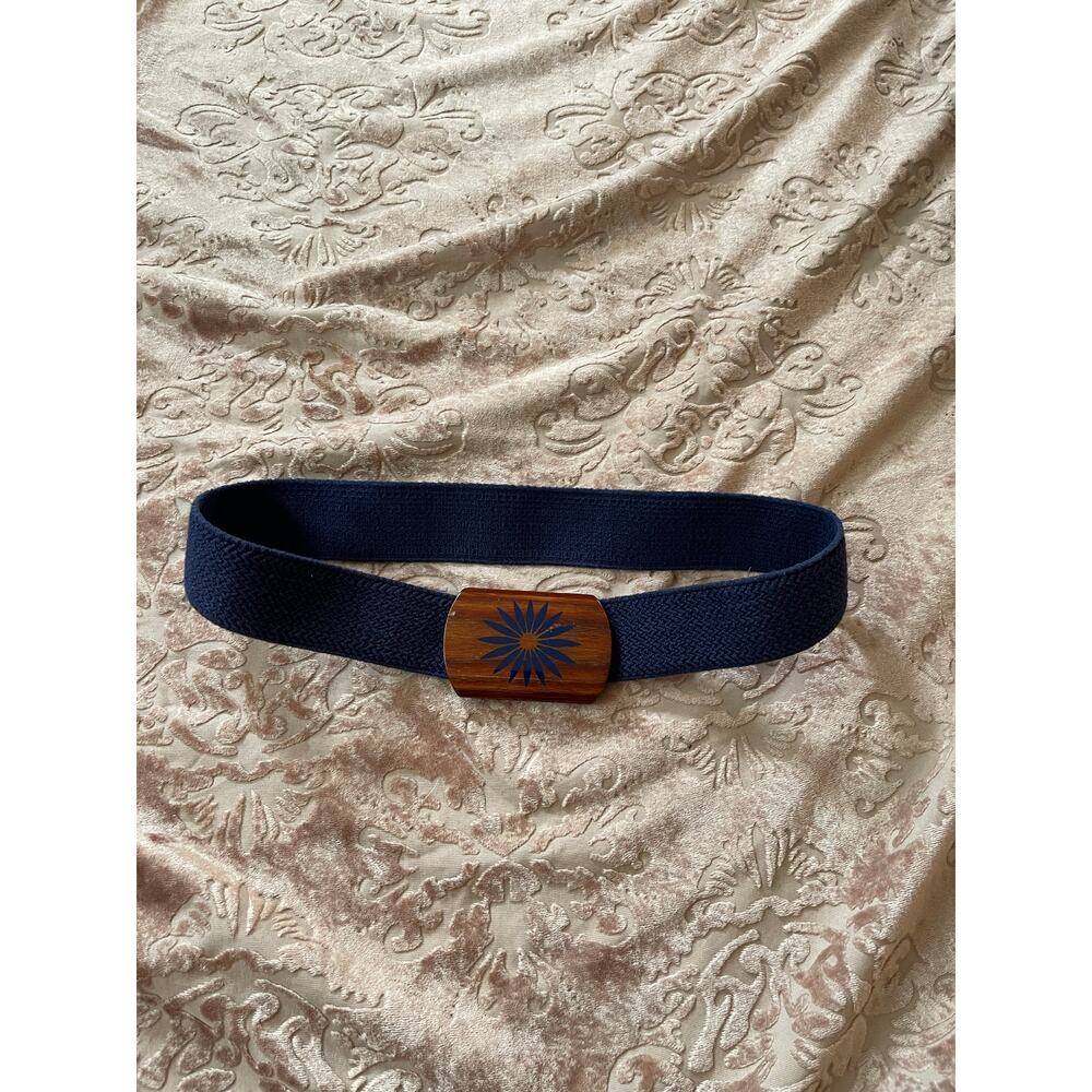 Vintage women’s navy stretchy belt with wooden sun engraved buckle s-m - Picture 5 of 5